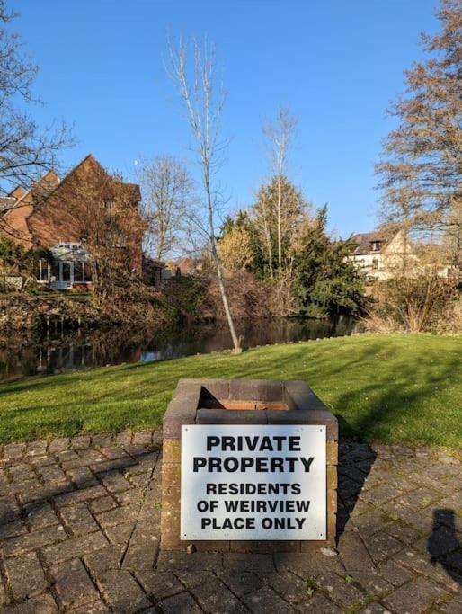 Ббббб Godalming Exterior photo